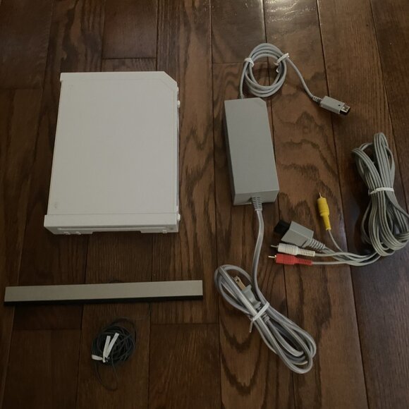 WII Console Bundle 2 Controllers, 2 Nunchchucks & Games-GameCube Compatible - Picture 2 of 7